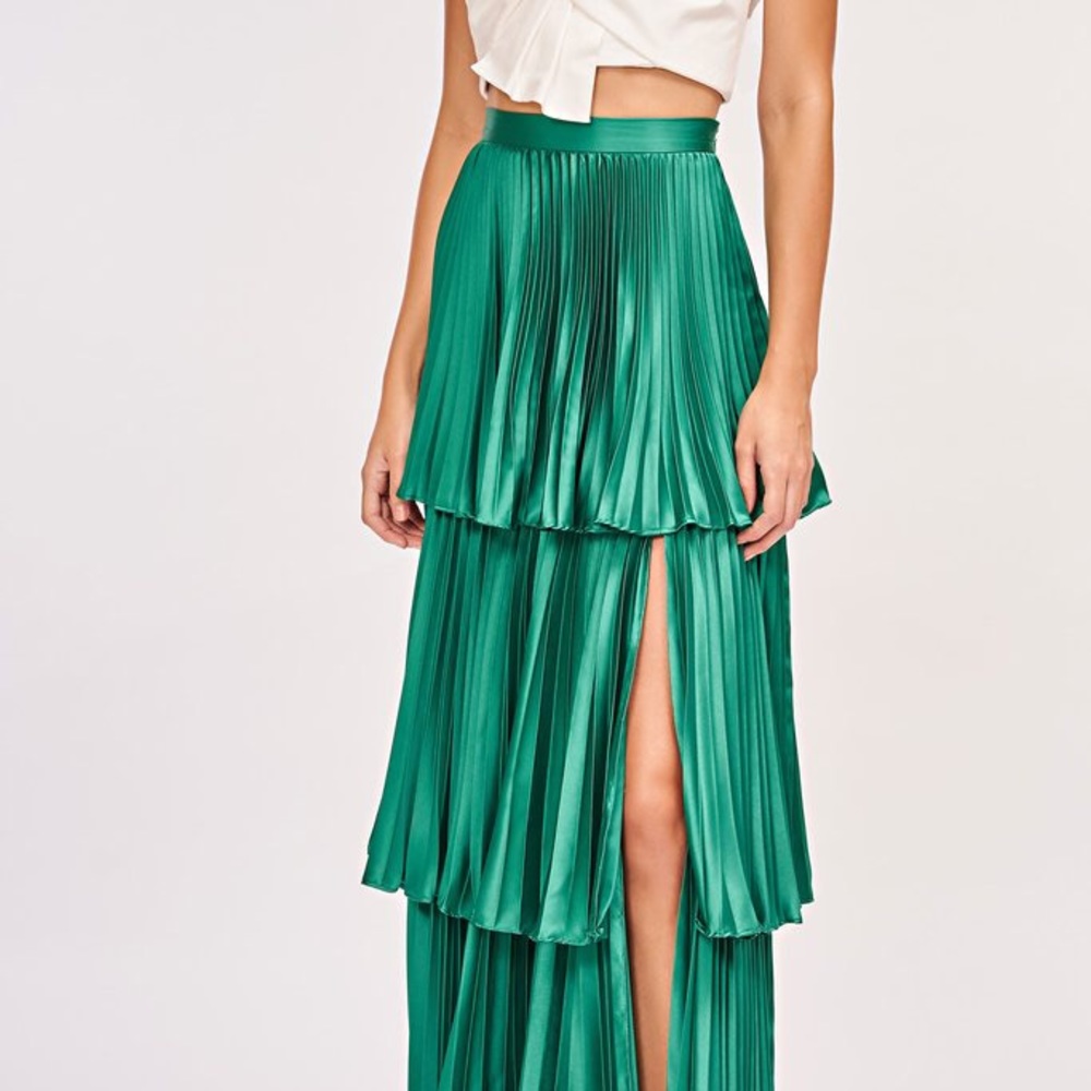 🖤 AMUR/REVOLVE PLEATED SKIRT 🖤